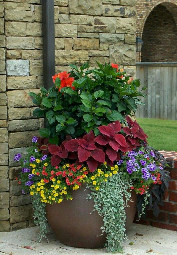 beautiful-outdoor-flower-pots-81_2 Красиви саксии за цветя на открито