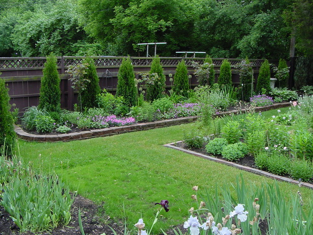 backyard-landscaping-ideas-along-fence-38_10 Задния двор озеленяване идеи по ограда
