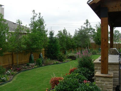 backyard-landscaping-ideas-along-fence-38_6 Задния двор озеленяване идеи по ограда