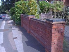 small-brick-wall-designs-front-garden-53_12 Малка тухлена стена дизайн предната градина