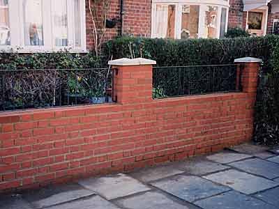 small-brick-wall-designs-front-garden-53_2 Малка тухлена стена дизайн предната градина