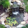 Малък двор езерце с водопад