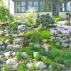 Скална градина наклонен двор